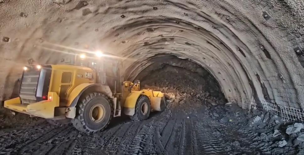 Se dinamitează munții pentru construcția Autostrăzii Sibiu-Pitești. Cum arată lucrările la tunelul Robeşti 1018673