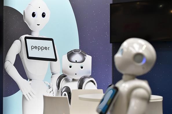 Acești roboți fac curățenie în locul tău, pot face sport cu tine și chiar te pot îngriji la bătrânețe. Ai avea încredere în ei? 1018968