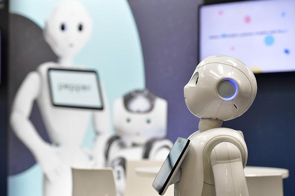 Acești roboți fac curățenie în locul tău, pot face sport cu tine și chiar te pot îngriji la bătrânețe. Ai avea încredere în ei? 1018969