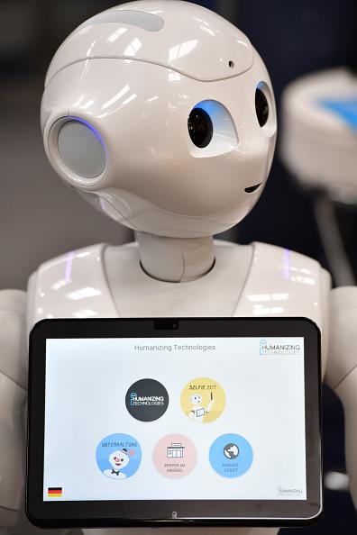 Acești roboți fac curățenie în locul tău, pot face sport cu tine și chiar te pot îngriji la bătrânețe. Ai avea încredere în ei? 1018970