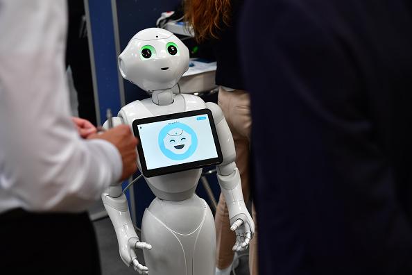 Acești roboți fac curățenie în locul tău, pot face sport cu tine și chiar te pot îngriji la bătrânețe. Ai avea încredere în ei? 1018972