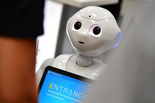 Acești roboți fac curățenie în locul tău, pot face sport cu tine și chiar te pot îngriji la bătrânețe. Ai avea încredere în ei? 1018973