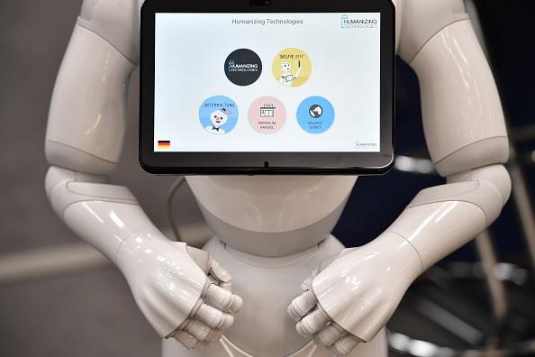 Acești roboți fac curățenie în locul tău, pot face sport cu tine și chiar te pot îngriji la bătrânețe. Ai avea încredere în ei? 1018974