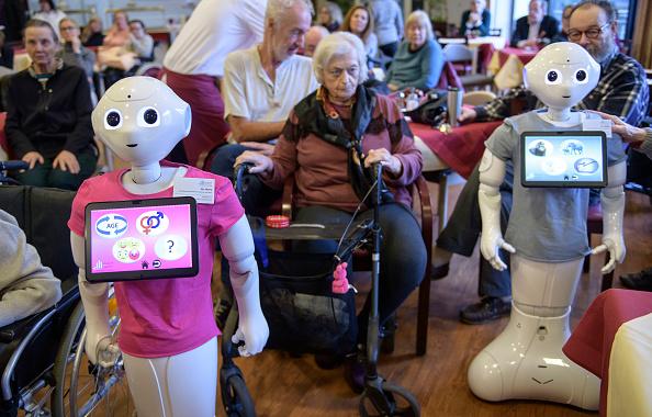 Acești roboți fac curățenie în locul tău, pot face sport cu tine și chiar te pot îngriji la bătrânețe. Ai avea încredere în ei? 1018975