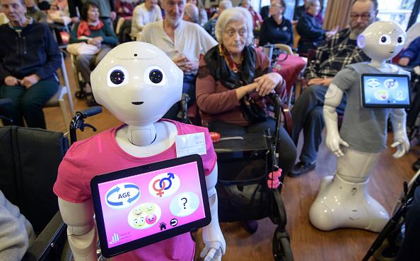Acești roboți fac curățenie în locul tău, pot face sport cu tine și chiar te pot îngriji la bătrânețe. Ai avea încredere în ei? 1018976
