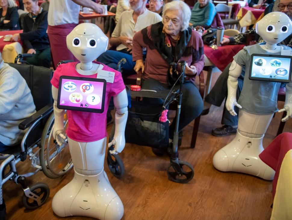 Acești roboți fac curățenie în locul tău, pot face sport cu tine și chiar te pot îngriji la bătrânețe. Ai avea încredere în ei? 1018978