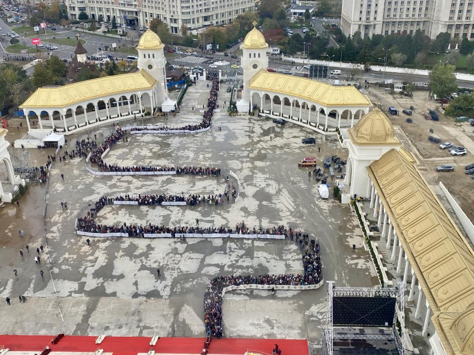 Coadă uriașă la Catedrala Națională din București: Se întinde până la Piața Constituției, oamenii așteaptă și opt ore ca să intre 1019237