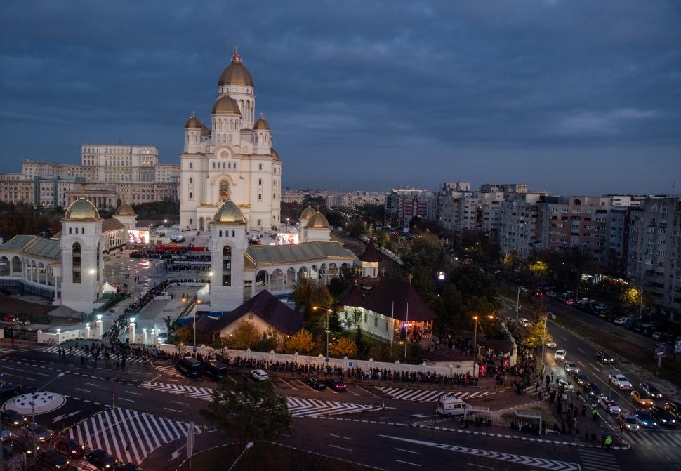 Coadă uriașă la Catedrala Națională din București: Se întinde până la Piața Constituției, oamenii așteaptă și opt ore ca să intre 1019238
