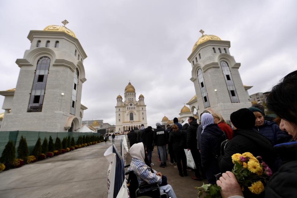 Coadă uriașă la Catedrala Națională din București: Se întinde până la Piața Constituției, oamenii așteaptă și opt ore ca să intre 1019240