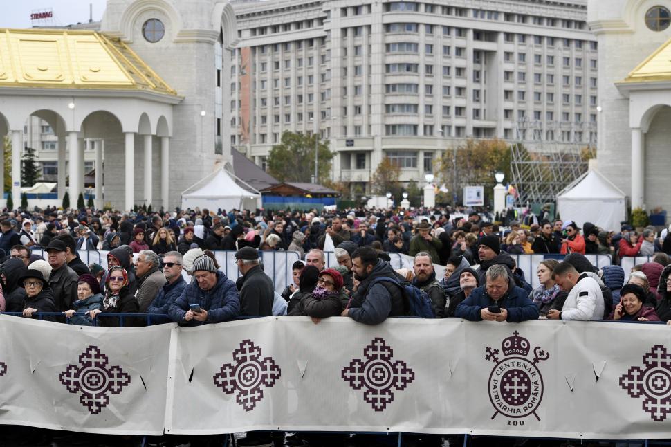 Coadă uriașă la Catedrala Națională din București: Se întinde până la Piața Constituției, oamenii așteaptă și opt ore ca să intre 1019241
