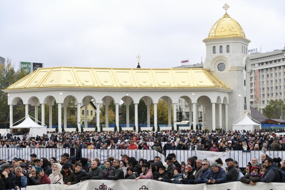 Coadă uriașă la Catedrala Națională din București: Se întinde până la Piața Constituției, oamenii așteaptă și opt ore ca să intre 1019242