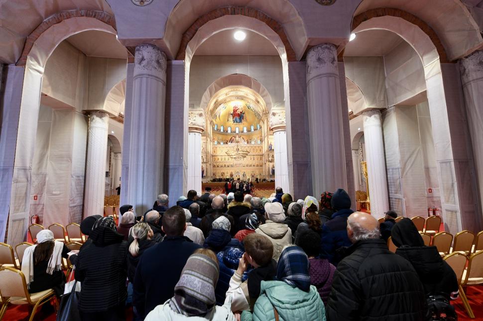 Coadă uriașă la Catedrala Națională din București: Se întinde până la Piața Constituției, oamenii așteaptă și opt ore ca să intre 1019243