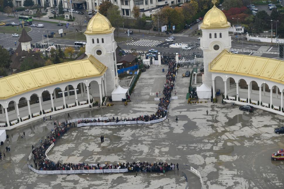 Coadă uriașă la Catedrala Națională din București: Se întinde până la Piața Constituției, oamenii așteaptă și opt ore ca să intre 1019244