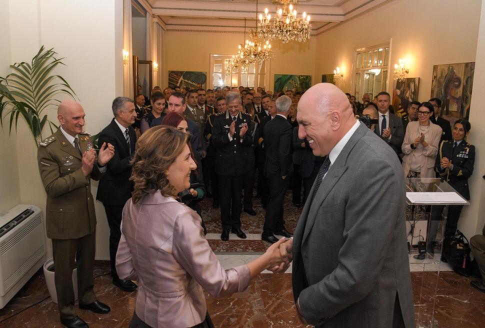 Ministrul Apărării din Italia a fost decorat de ambasadoarea României la Roma cu „Emblema de Onoare a Armatei Române” 1019252