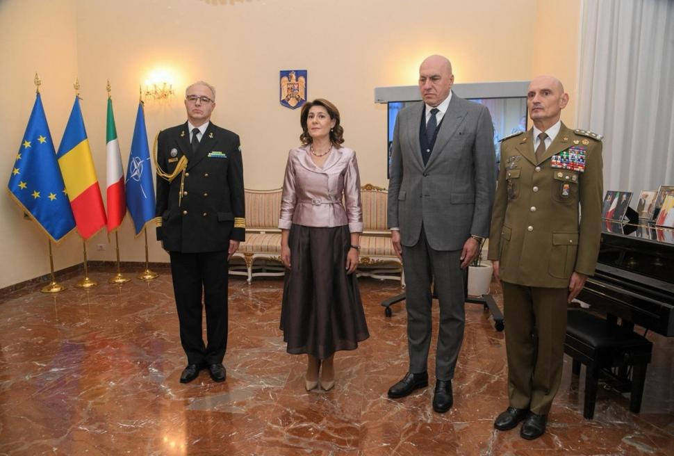 Ministrul Apărării din Italia a fost decorat de ambasadoarea României la Roma cu „Emblema de Onoare a Armatei Române” 1019253