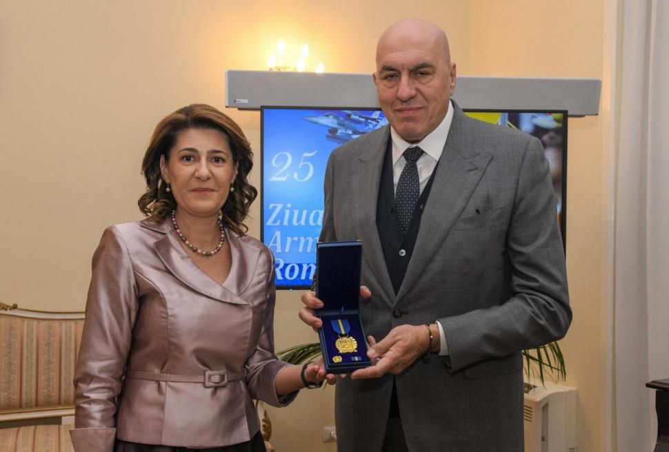 Ministrul Apărării din Italia a fost decorat de ambasadoarea României la Roma cu „Emblema de Onoare a Armatei Române” 1019254