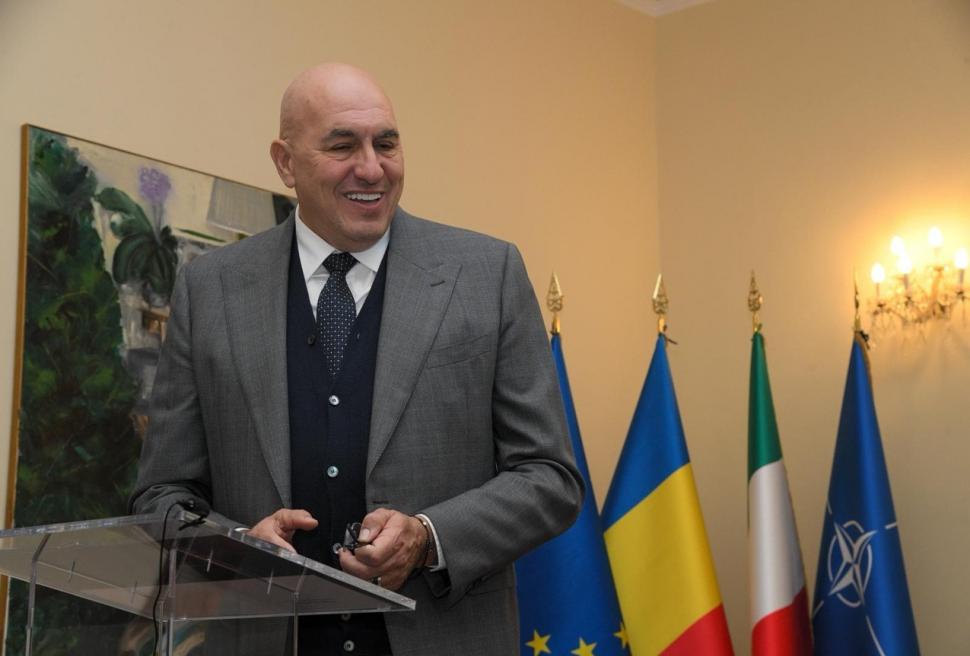 Ministrul Apărării din Italia a fost decorat de ambasadoarea României la Roma cu „Emblema de Onoare a Armatei Române” 1019255