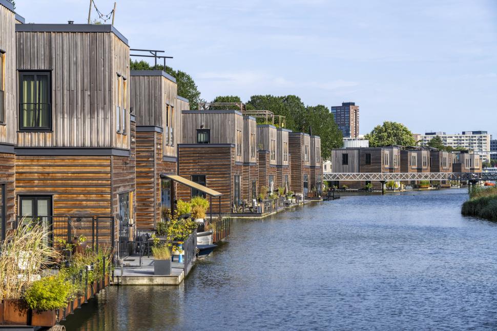 „Ne simțim protejați pentru că plutim”. De ce se mută olandezii în cartiere plutitoare 1018997