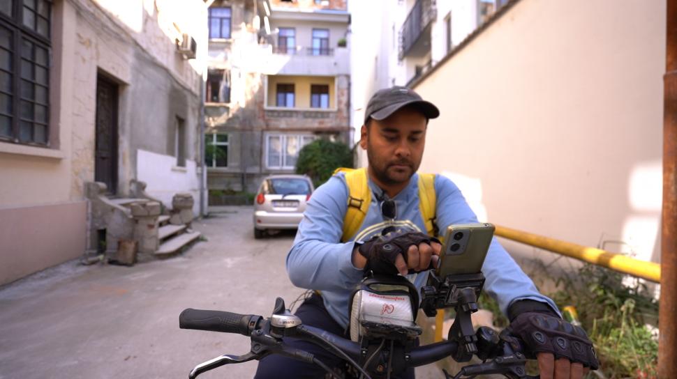 ”No romanian, go!” Ce au pățit muncitori străini în România. „M-am simțit foarte rău. Aș vrea ca oamenii să fie mai prietenoși” 1019386