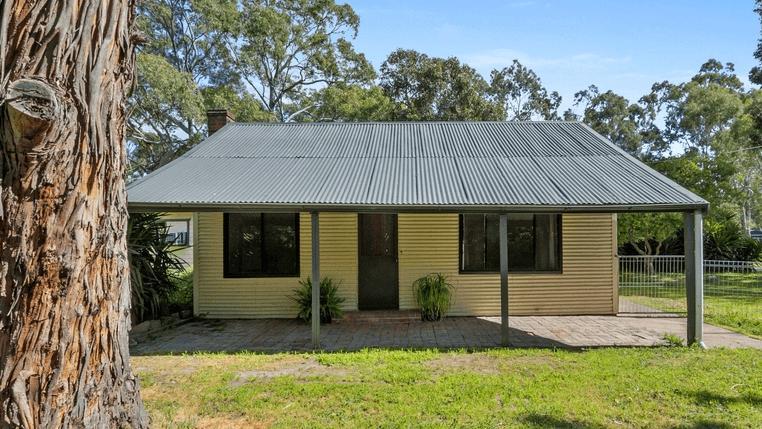 O școală veche de peste 100 de ani a fost transformată în casă, iar interiorul este spectaculos: „Din față nu pare mare lucru” 1019113