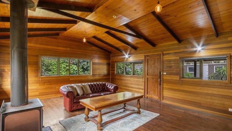 O școală veche de peste 100 de ani a fost transformată în casă, iar interiorul este spectaculos: „Din față nu pare mare lucru” 1019114