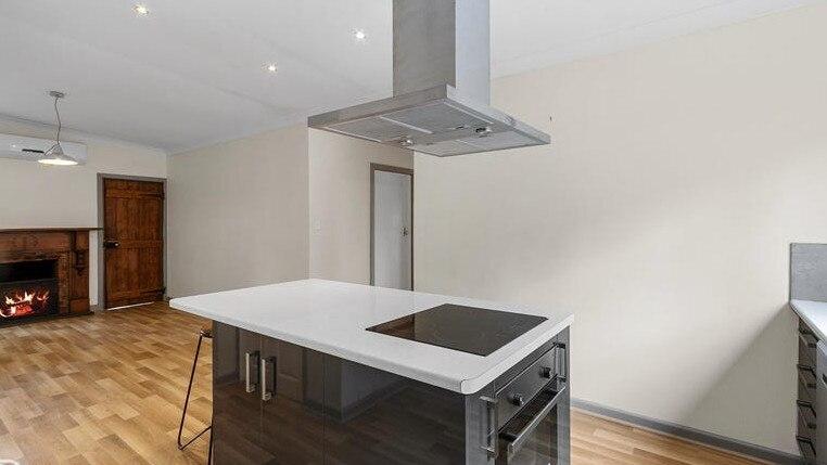 O școală veche de peste 100 de ani a fost transformată în casă, iar interiorul este spectaculos: „Din față nu pare mare lucru” 1019115