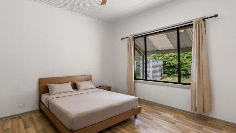 O școală veche de peste 100 de ani a fost transformată în casă, iar interiorul este spectaculos: „Din față nu pare mare lucru” 1019116