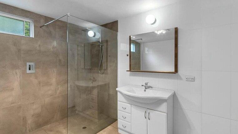 O școală veche de peste 100 de ani a fost transformată în casă, iar interiorul este spectaculos: „Din față nu pare mare lucru” 1019117