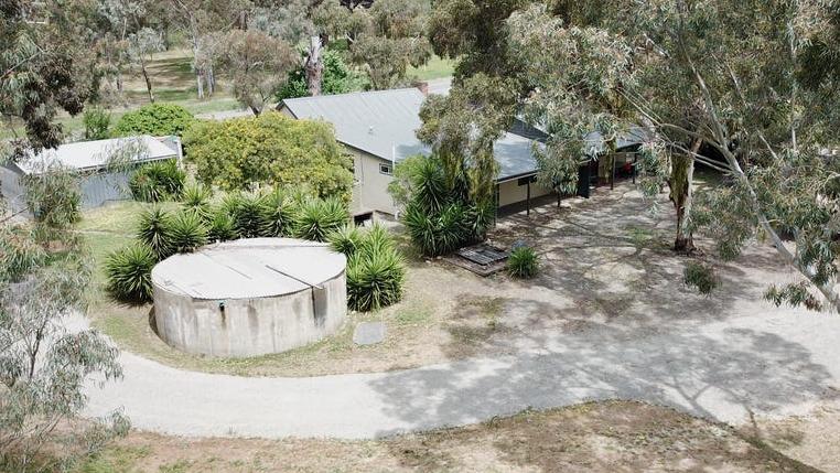 O școală veche de peste 100 de ani a fost transformată în casă, iar interiorul este spectaculos: „Din față nu pare mare lucru” 1019118