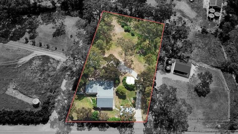 O școală veche de peste 100 de ani a fost transformată în casă, iar interiorul este spectaculos: „Din față nu pare mare lucru” 1019119