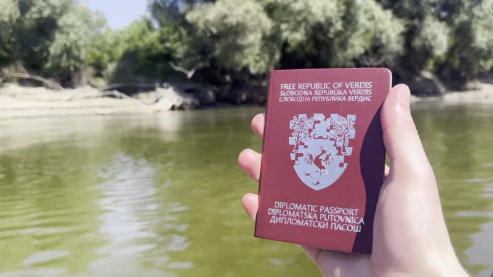 S-a autoproclamat cel mai tânăr „președinte” din lume după ce a inventat o „țară” între Serbia și Croația. Apoi a fost deportat 1019365