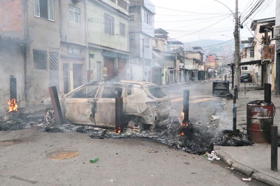 Zeci de cadavre, înșirate pe străzile din Rio de Janeiro. Peste 132 de oameni au fost uciși într-un raid al poliției 1019421