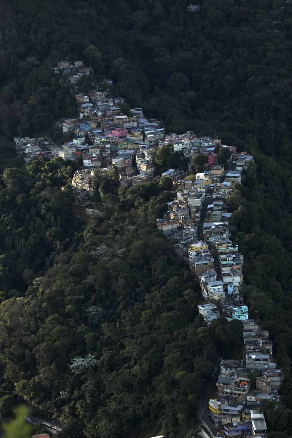 Zeci de cadavre, înșirate pe străzile din Rio de Janeiro. Peste 132 de oameni au fost uciși într-un raid al poliției 1019422