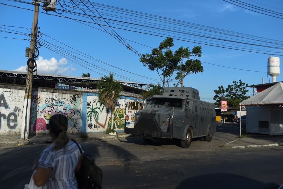 Zeci de cadavre, înșirate pe străzile din Rio de Janeiro. Peste 132 de oameni au fost uciși într-un raid al poliției 1019423