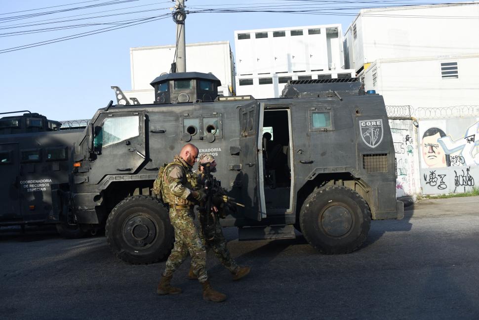 Zeci de cadavre, înșirate pe străzile din Rio de Janeiro. Peste 132 de oameni au fost uciși într-un raid al poliției 1019424