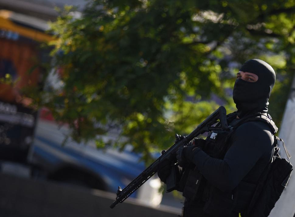 Zeci de cadavre, înșirate pe străzile din Rio de Janeiro. Peste 132 de oameni au fost uciși într-un raid al poliției 1019425