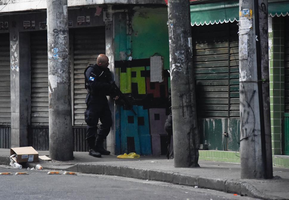 Zeci de cadavre, înșirate pe străzile din Rio de Janeiro. Peste 132 de oameni au fost uciși într-un raid al poliției 1019426