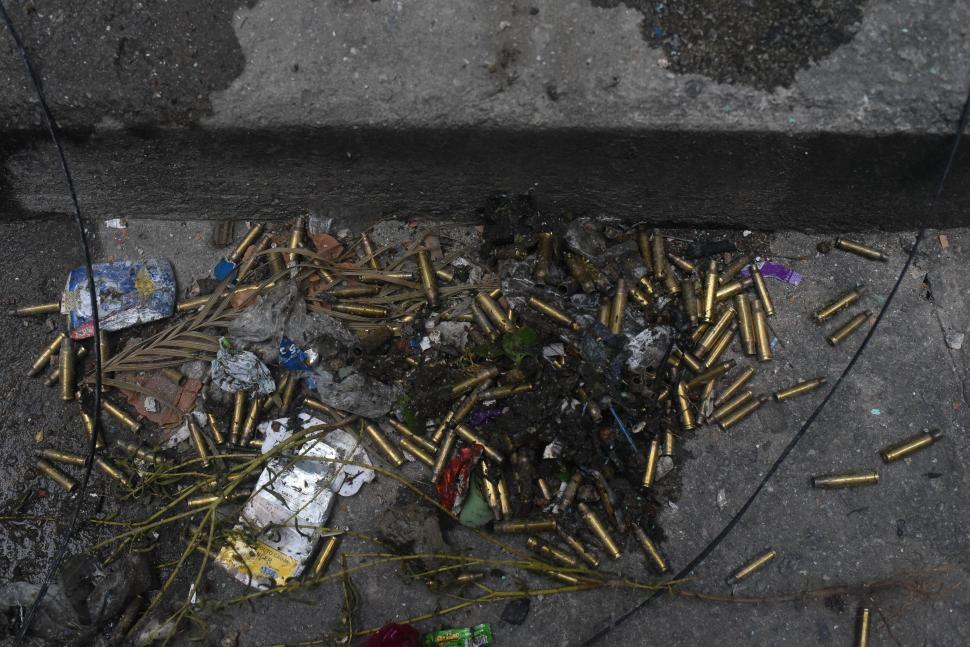 Zeci de cadavre, înșirate pe străzile din Rio de Janeiro. Peste 132 de oameni au fost uciși într-un raid al poliției 1019427