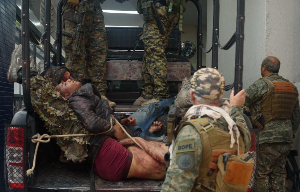 Zeci de cadavre, înșirate pe străzile din Rio de Janeiro. Peste 132 de oameni au fost uciși într-un raid al poliției 1019445