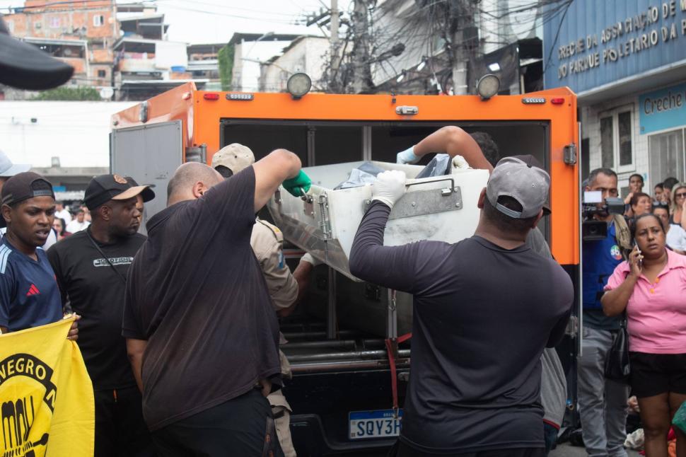 Zeci de cadavre, înșirate pe străzile din Rio de Janeiro. Peste 132 de oameni au fost uciși într-un raid al poliției 1019446