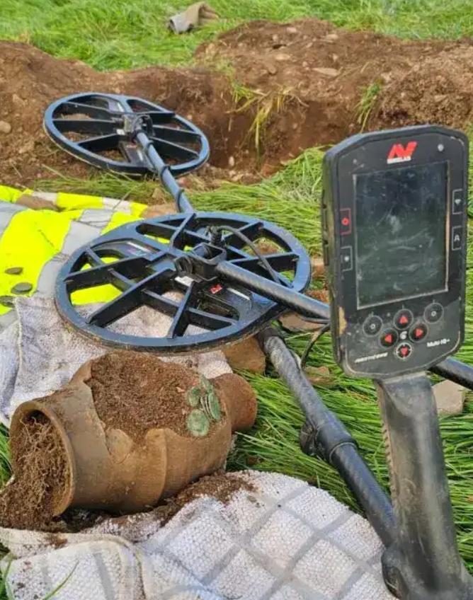 Un bărbat cu un detector de metale a găsit pe câmp două vase vechi din lut. Apoi a văzut ce era în ele: Nu-mi venea să cred 1019272