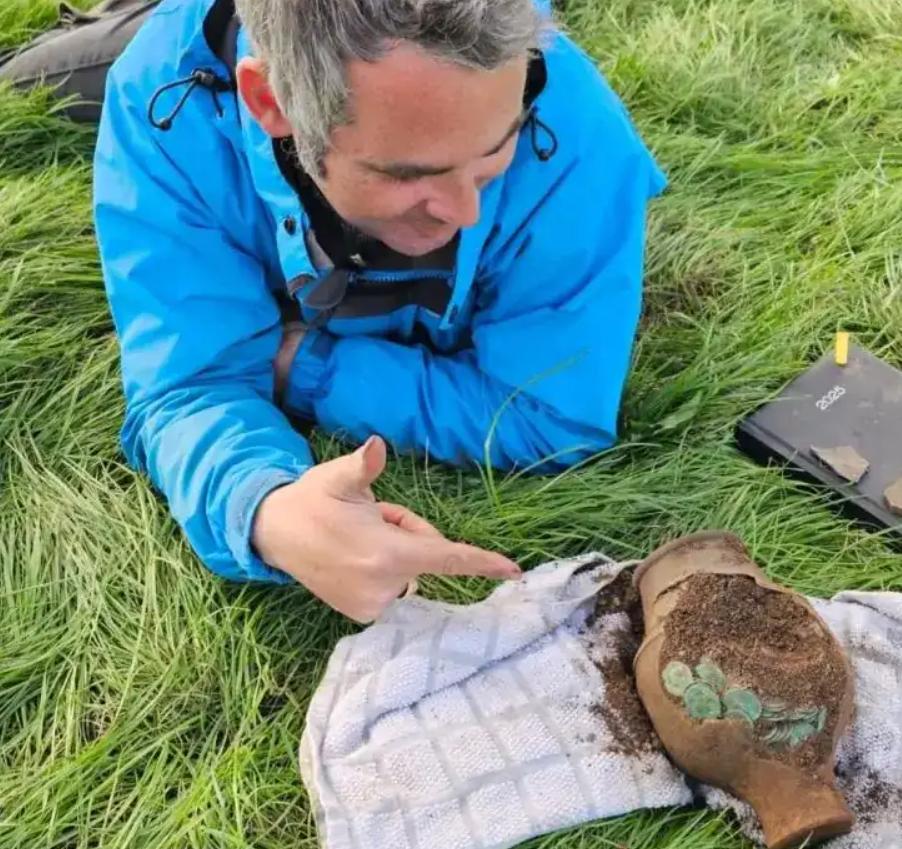 Un bărbat cu un detector de metale a găsit pe câmp două vase vechi din lut. Apoi a văzut ce era în ele: Nu-mi venea să cred 1019273