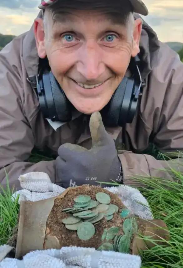 Un bărbat cu un detector de metale a găsit pe câmp două vase vechi din lut. Apoi a văzut ce era în ele: Nu-mi venea să cred 1019274