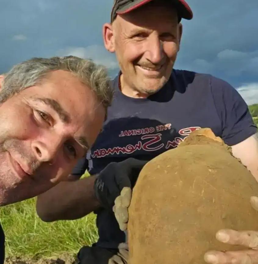 Un bărbat cu un detector de metale a găsit pe câmp două vase vechi din lut. Apoi a văzut ce era în ele: Nu-mi venea să cred 1019275