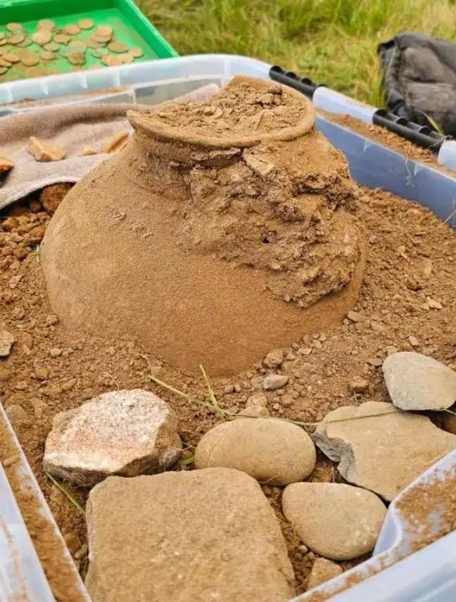 Un bărbat cu un detector de metale a găsit pe câmp două vase vechi din lut. Apoi a văzut ce era în ele: Nu-mi venea să cred 1019276