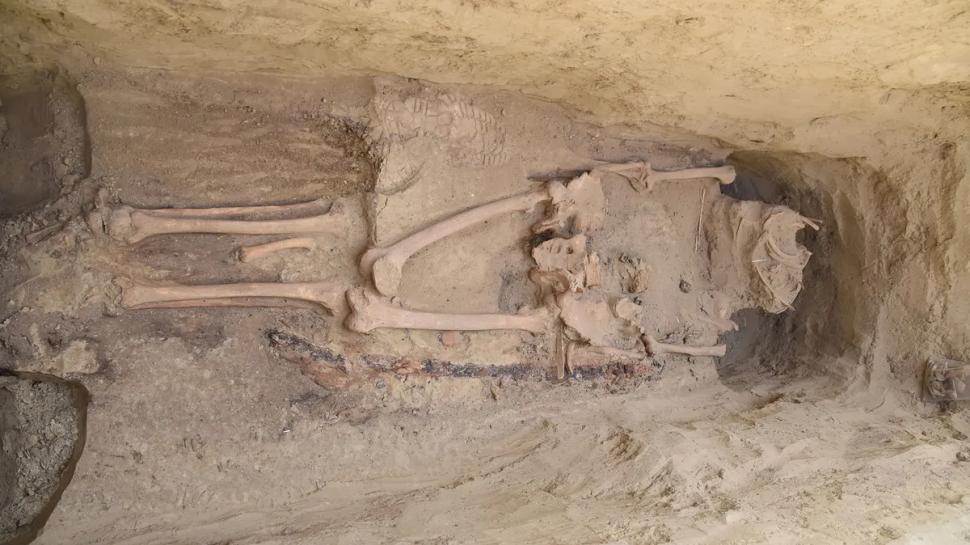 Descoperire arheologică neașteptată: O sabie „excepțional de rară” și bijuterii au fost găsite în mormântul unui războinic antic 1019711
