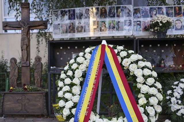 Nicușor Dan a depus o coroană de flori şi a aprins o lumânare în memoria victimelor de la Colectiv. Mesajul Preşedintelui 1019536
