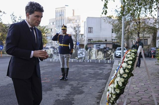 Nicușor Dan a depus o coroană de flori şi a aprins o lumânare în memoria victimelor de la Colectiv. Mesajul Preşedintelui 1019537