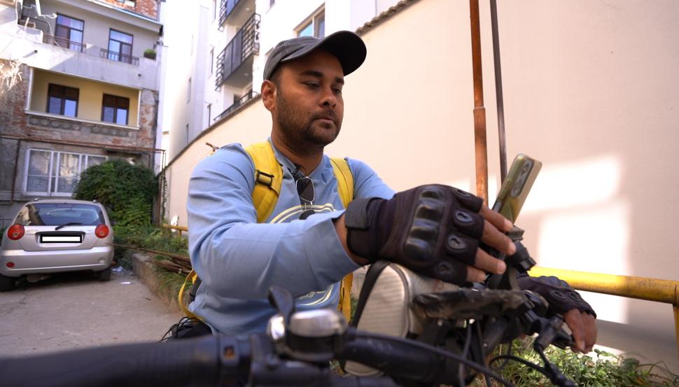 „Nu poţi fura un job pe care nimeni nu-l vrea”. Poveştile livratorilor străini din România: „Copilul mă întreabă mereu când mă întorc” 1019780