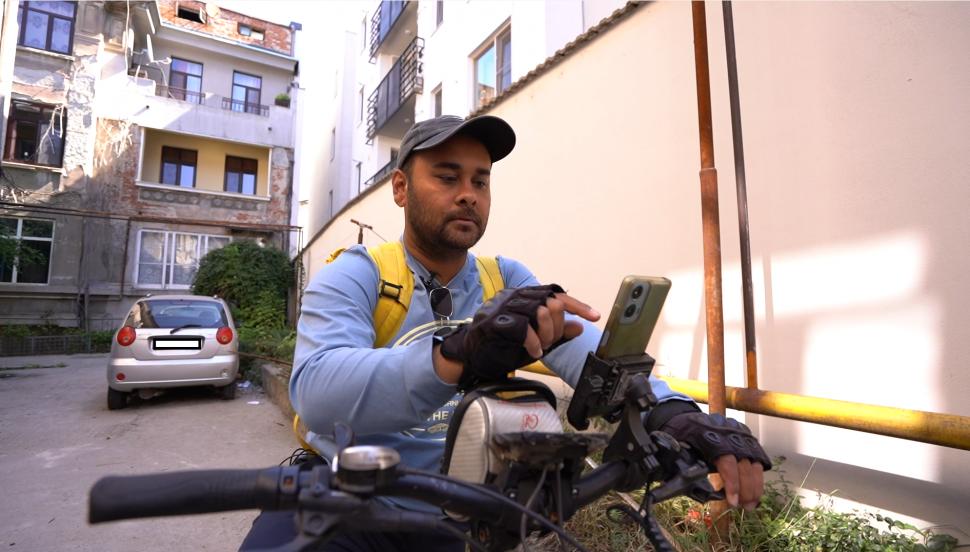 „Nu poţi fura un job pe care nimeni nu-l vrea”. Poveştile livratorilor străini din România: „Copilul mă întreabă mereu când mă întorc” 1019781